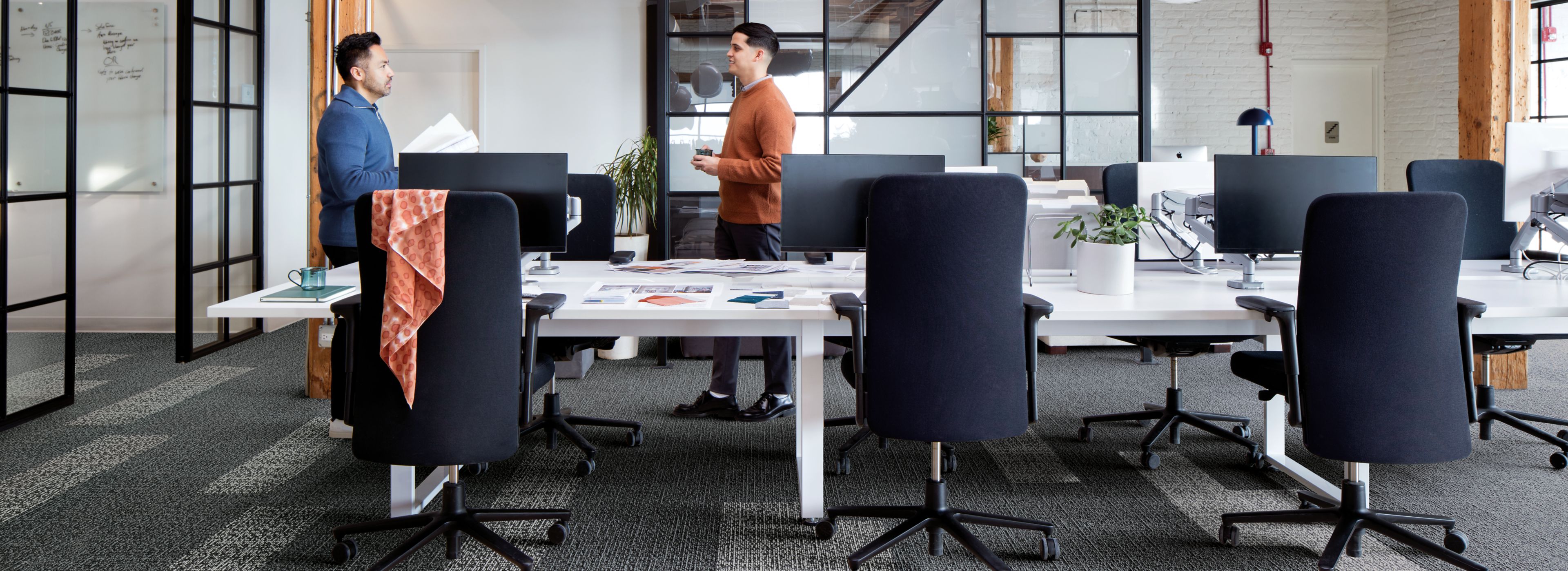 Interface Sashiko Stitch plank carpet tile in open cubicle setting número de imagen 1
